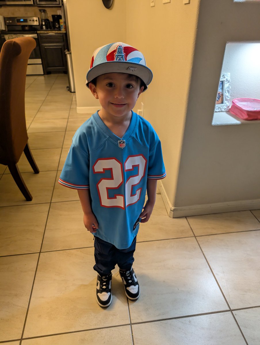 Ironavenger2's tweet photo. @Titans @KingHenry_2 it was a tough season but now we're going to pick number one and this little guy is excited for next season #TitanUp #houstonoilers https://t.co/WrmjJFapaI