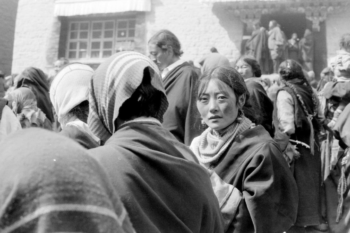 SoifuaM's tweet photo. Tibet, September 1992.
30年以上前に撮った自分の写真をみると、あーここ狙ってんだろうな等色々わかって面白い。
標準レンズなのでアップなら物理的に寄る、ロングなら離れる動作が必要。でも意図せず周りが映り込むことで当時の服装や立ち振る舞いの瞬間が記録されてるのが興味深い。
#filmscan https://t.co/6BbL08e8Dx
