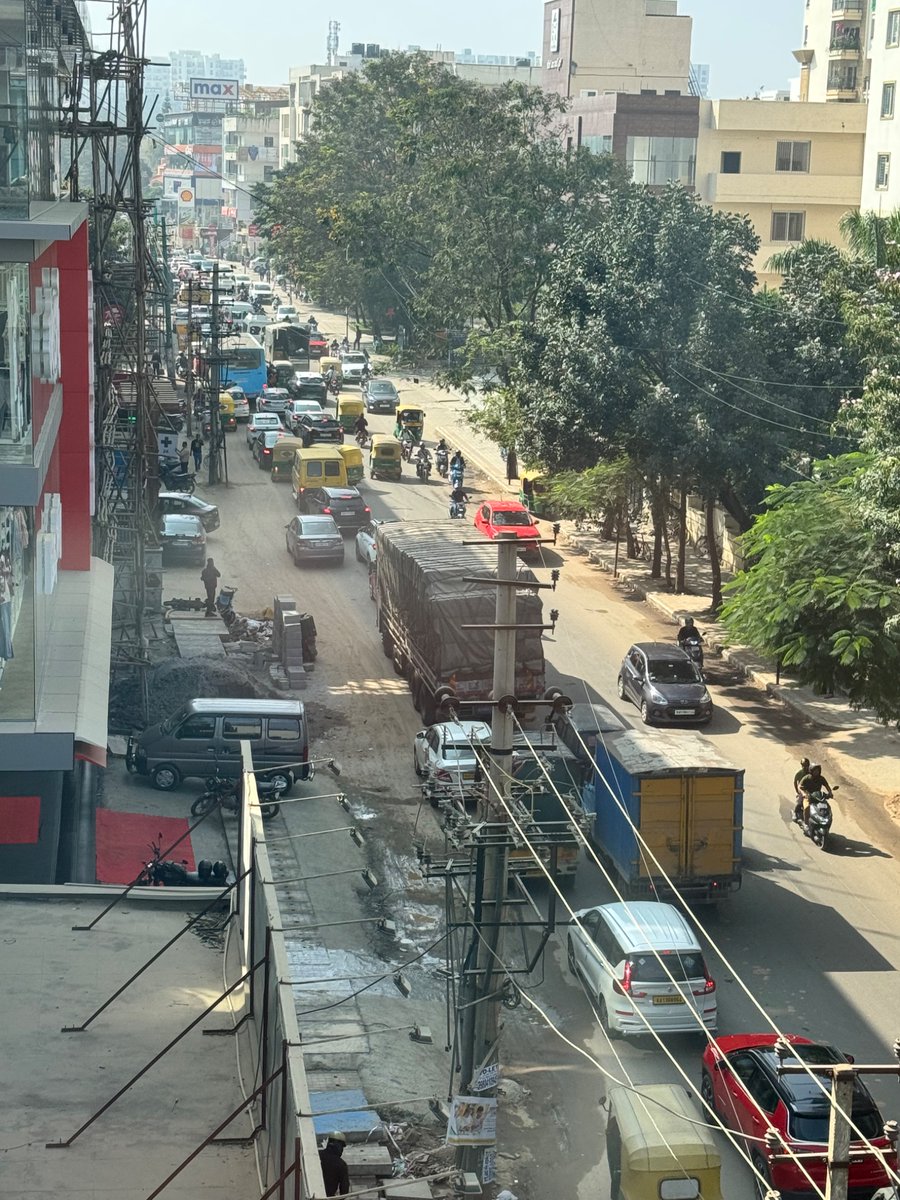 rattyster's tweet photo. This is the traffic condition on Kasavanahalli Main Road almost every morning. Can u please depute someone to fix it everyday? Takes 30 mins to cover 2 kilometers.
@BlrCityPolice  @CPBlr  @blrcitytraffic  @Jointcptraffic https://t.co/e1CxCz3PmZ