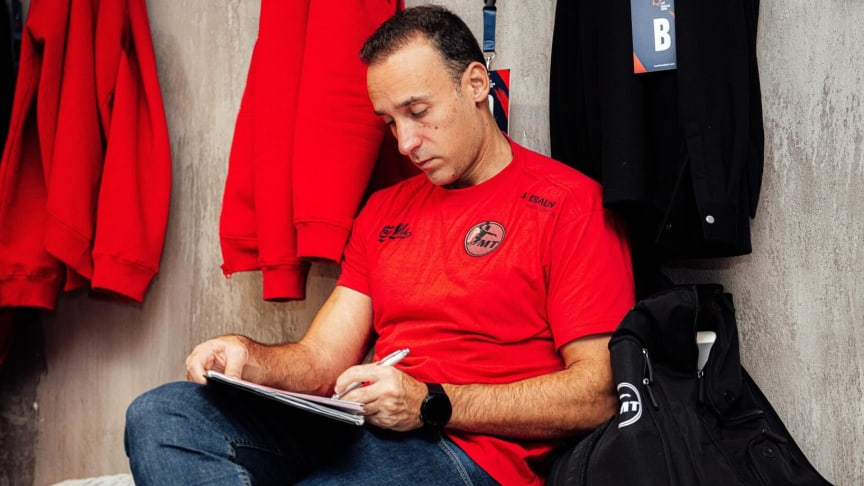 Hen_Livgot's tweet photo. Roberto Garcia Parrondo on transforming MT Melsungen: 'From a comfort zone to a winning mindset.' The coach emphasizes hard work, honesty, and discipline as keys to success: 'Handball is my passion. I live my dream.' Truly inspiring!
#Handball #Bundesliga #Parrondo @handballwelt