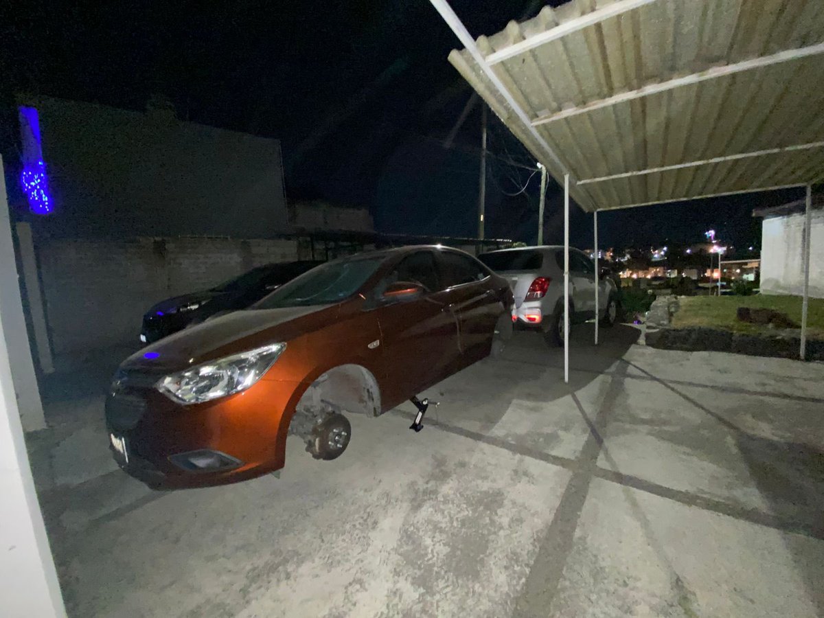 elincorrectosoy's tweet photo. #QueCoraje‼️A PESAR DE QUE HABÍA REJA, ratas le robaron las llantas a dos vehículos estacionados en el cuarto andador del Risco, Colonia Hacienda en #Puebla 😱 https://t.co/d5MVrQdEMP