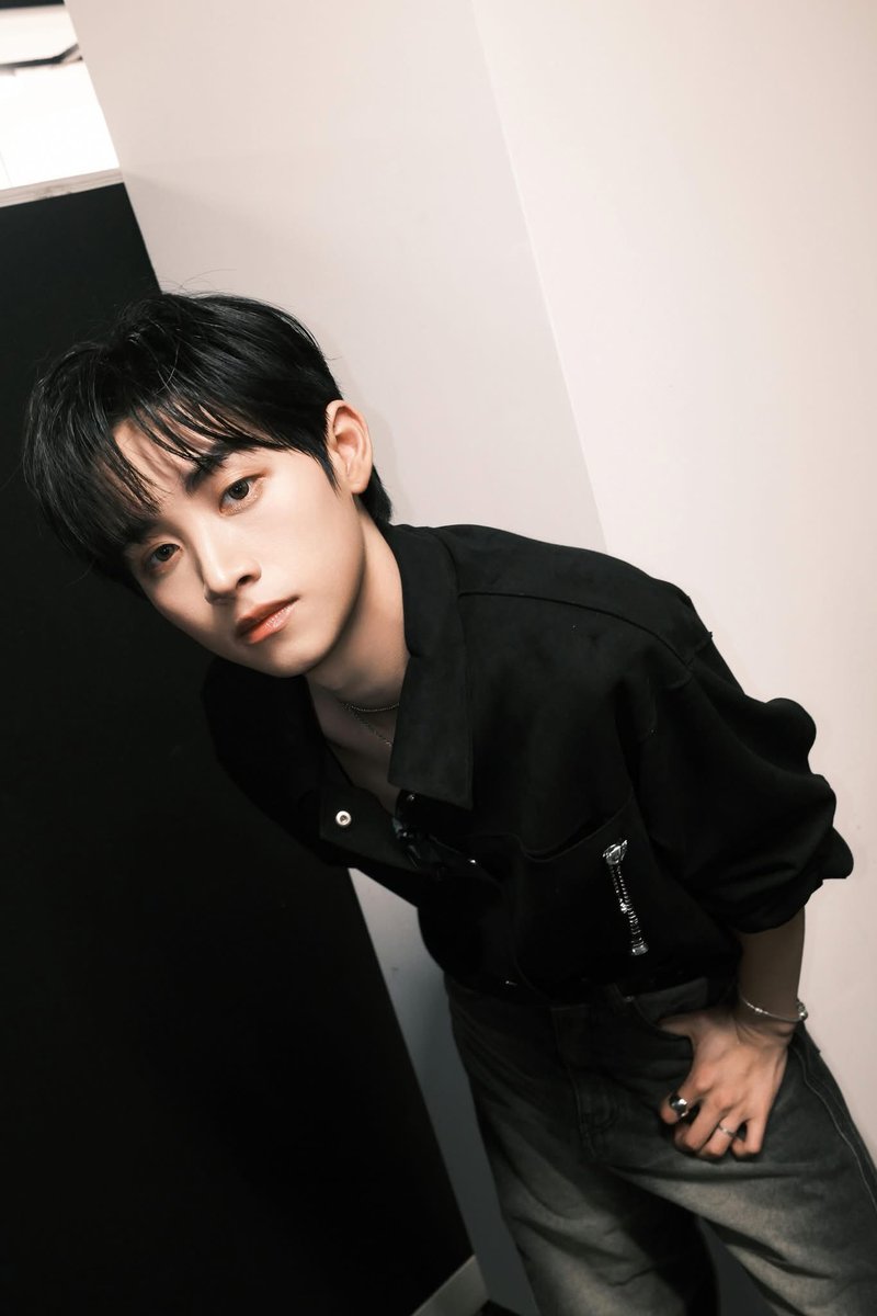 Mekongriver_vn's tweet photo. CONGB backstage at Boom Boom Bass✨
So handsome🙌

Cre pic: Mustation

______________
#CONGB #콩비 #功贝 #阮成功 #콩심쿵 #NGUYENTHANHCONG #Kopsskops #Mekongriver #CONGBStarlightBoys https://t.co/EAjfXE03AG