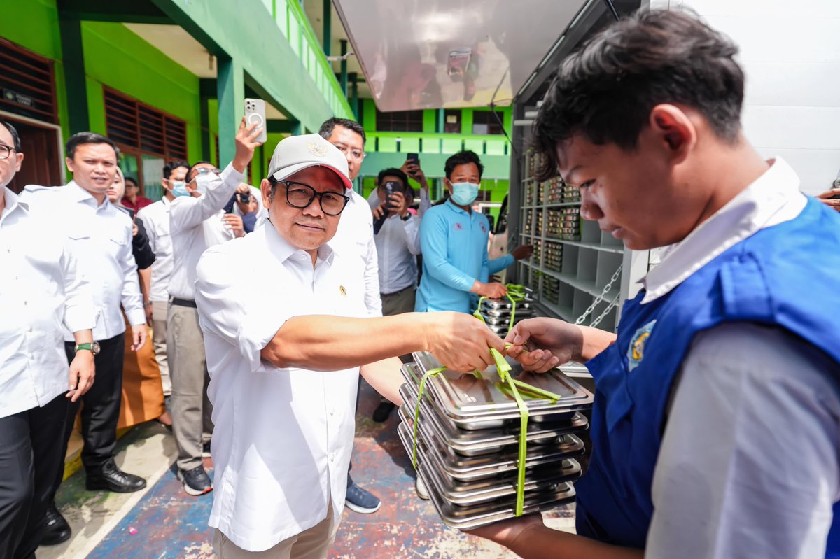 cakimiNOW's tweet image. Hari ini adalah hari yang bersejarah, program Makan Bergizi Gratis (MBG) resmi diluncurkan.

Dalam pelaksanaannya, ada 190 dapur yang tersebar di 26 provinsi. Saya turut menyaksikan salah satu titik penyaluran program MBG di Kampung Kebayunan, Depok.

Anak-anak tampak sumringah.