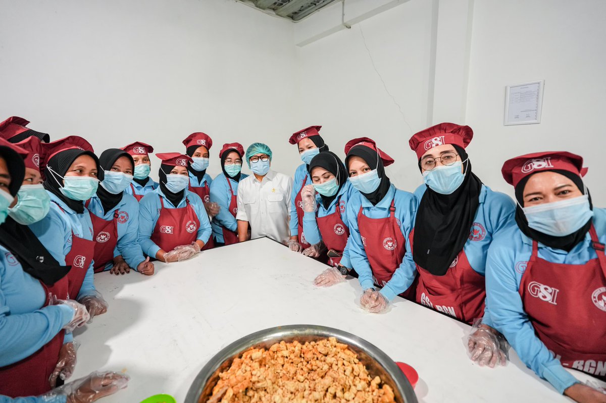 cakimiNOW's tweet image. Hari ini adalah hari yang bersejarah, program Makan Bergizi Gratis (MBG) resmi diluncurkan.

Dalam pelaksanaannya, ada 190 dapur yang tersebar di 26 provinsi. Saya turut menyaksikan salah satu titik penyaluran program MBG di Kampung Kebayunan, Depok.

Anak-anak tampak sumringah.