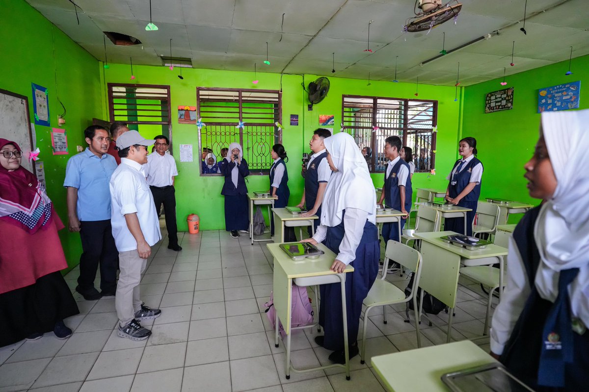 Hari ini adalah hari yang bersejarah, program Makan Bergizi Gratis (MBG) resmi diluncurkan.

Dalam pelaksanaannya, ada 190 dapur yang tersebar di 26 provinsi. Saya turut menyaksikan salah satu titik penyaluran program MBG di Kampung Kebayunan, Depok.

Anak-anak tampak sumringah.