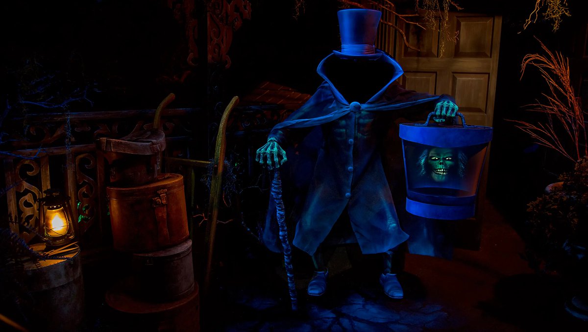 TheJubilance's tweet photo. meet the #hatboxghost 👻! he's a fan-favorite character from the haunted mansion in disneyland, california.
i like the guy well enough ¯\_(ツ)_/¯, but bro needs to STOP MATERIALIZING when ghosts aren't meant to materialize yet (glares at his #magickingdom🏰version) https://t.co/8lX5DeKzWo