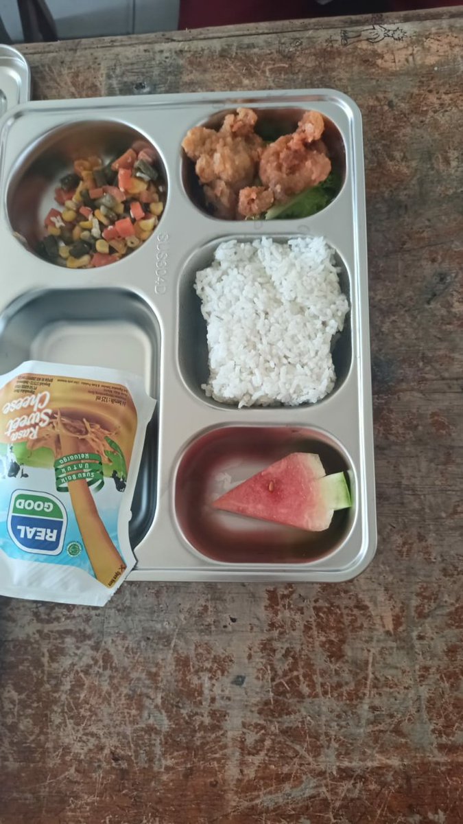 unggieaa's tweet photo. @andikamalreza Menu makan siang adik aku tadi kak,,  mending beli nasi kuning sendiri aja gak sih?  Mana suruh bawa sendok sendiri di rumh https://t.co/3wPxBLkWqi
