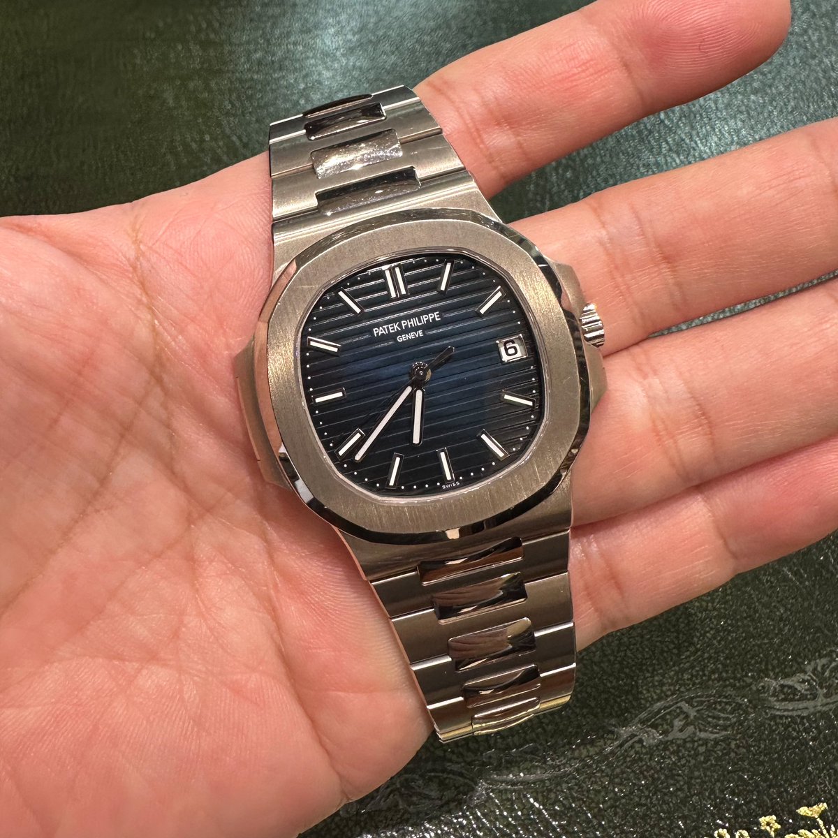 ppa324's tweet image. ノーチラスのベルトに不具合（2リンク目のバネ棒折れ？）があり神田のサービスセンターに駆け込んだところスイス送りとのこと😭

見積もり最長2-3ヶ月、返却まで最長6-12ヶ月って返却される頃にはもうノーチラス持ってたことすら忘れてるレベルでぴえん🥺