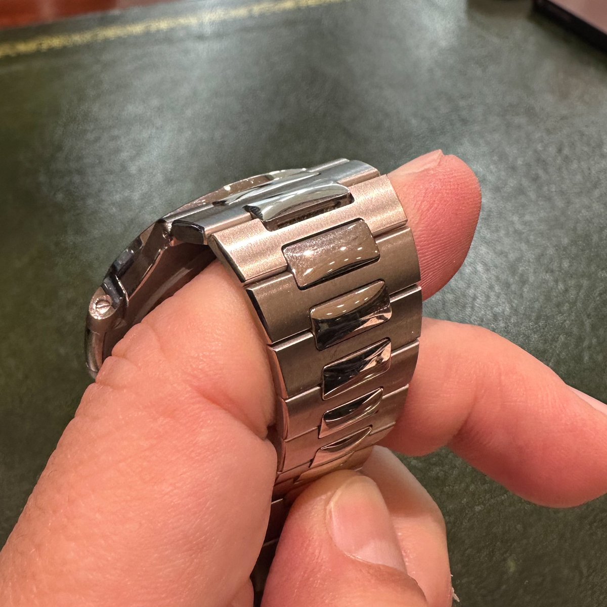 ppa324's tweet image. ノーチラスのベルトに不具合（2リンク目のバネ棒折れ？）があり神田のサービスセンターに駆け込んだところスイス送りとのこと😭

見積もり最長2-3ヶ月、返却まで最長6-12ヶ月って返却される頃にはもうノーチラス持ってたことすら忘れてるレベルでぴえん🥺