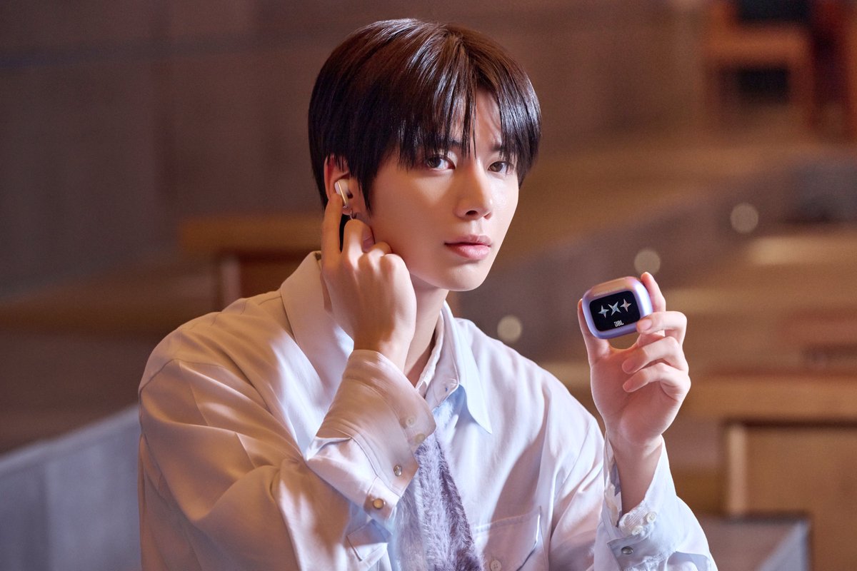 TXT_bighit's tweet photo. #광고 라이브한 사운드의 대명사 ‘TXT X JBL Live Beam 3’ 콜라보 제품으로 만나 보세요! @JBLkorea
🔗 https://t.co/O7c2jcUFPQ

#투모로우바이투게더 #TOMORROW_X_TOGETHER #TXT 
#태현 #TAEHYUN 
#JBL #JBLLiveBeam3 https://t.co/7nIC89s0f9