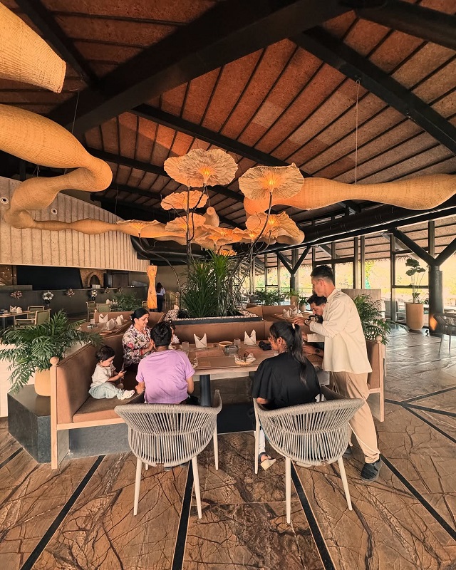 Onlinetadka's tweet image. मुंबई नहीं गांव की मिट्टी में रुबीना कर रही है जुड़वा बच्चों की परवरिश, जीवा-एधा ने मम्मी-पापा संग वेलनेस सेंटर में गुजारा दिन
 #RubinaDilaik #AbhinavShukla #Jeeva #Edhaa #TelevisionNews