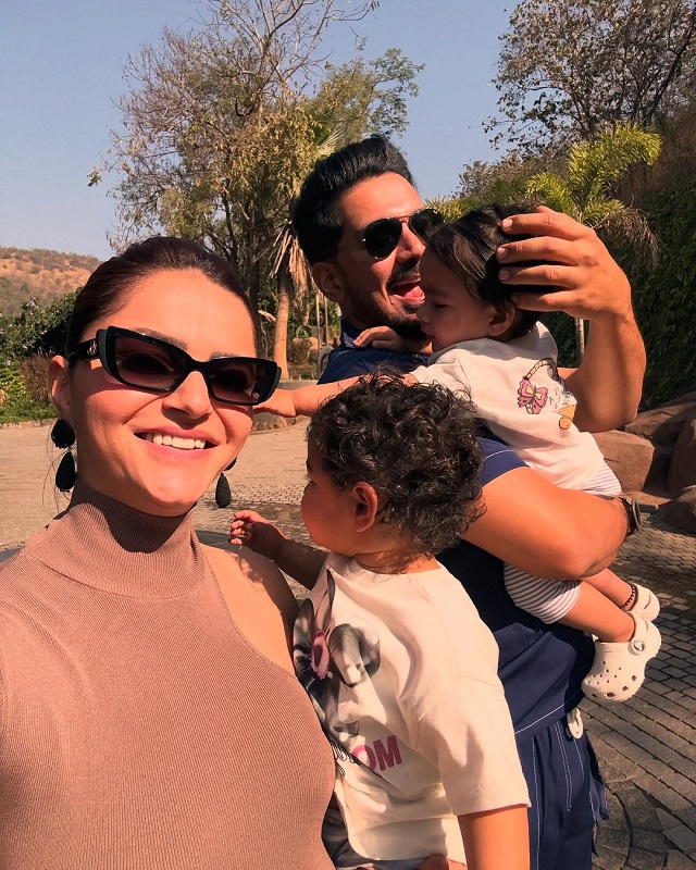 Onlinetadka's tweet image. मुंबई नहीं गांव की मिट्टी में रुबीना कर रही है जुड़वा बच्चों की परवरिश, जीवा-एधा ने मम्मी-पापा संग वेलनेस सेंटर में गुजारा दिन
 #RubinaDilaik #AbhinavShukla #Jeeva #Edhaa #TelevisionNews