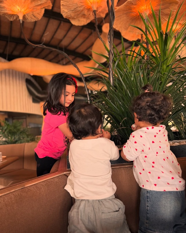 Onlinetadka's tweet image. मुंबई नहीं गांव की मिट्टी में रुबीना कर रही है जुड़वा बच्चों की परवरिश, जीवा-एधा ने मम्मी-पापा संग वेलनेस सेंटर में गुजारा दिन
 #RubinaDilaik #AbhinavShukla #Jeeva #Edhaa #TelevisionNews