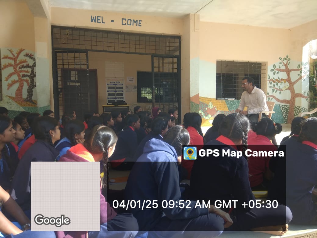 ABPBhamragad's tweet photo. Under the 'One Hour for Students' initiative, THO Dr. Manish Dhakate inspired Kasturba Gandhi Balika Vidyalaya  students by sharing his journey and encouraging interest in health &amp; science.

#OneHourForStudents #Education #Bharmagad https://t.co/0gVD9xIvgU