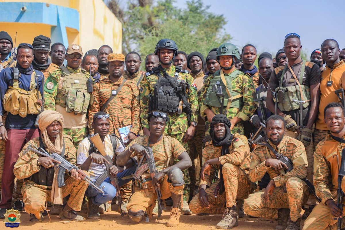 Gendnatbf's tweet image. Le 04 janvier 2025, le Chef d'état-major adjoint de la Gendarmerie nationale s'est rendu dans les détachements de Gorgadji et Manni en compagnie des commandants de l'USIGN et du Centre de opérations de la Gendarmerie afin d'encourager les hommes qui y sont déployés.