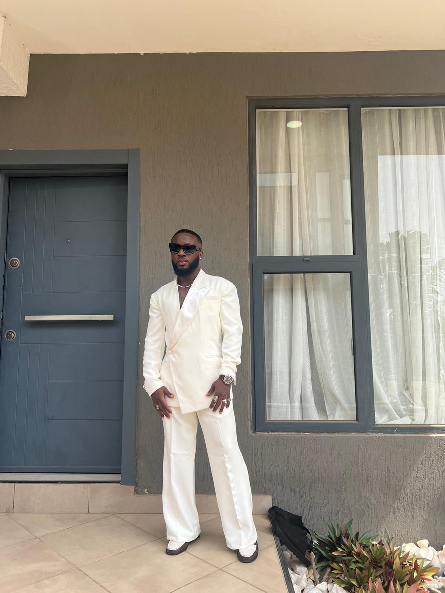 MrAfropolitan's tweet image. Jour de mariage à Accra avec @stevemekoudja dans un ensemble veste croisée à col tulipe et pantalon flair - le tout sur mesure dans une tendance oversized. #style #attitude #manners #madeincameroon