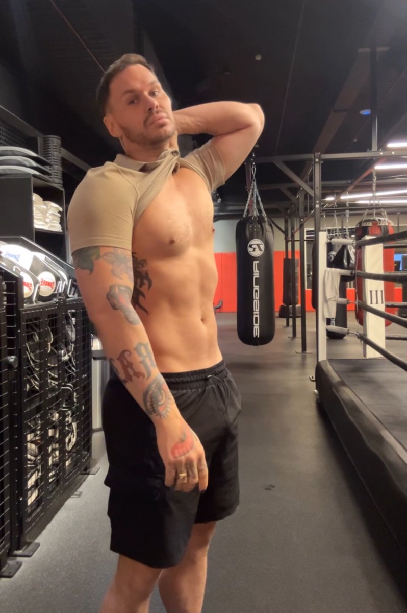 Looking for hung Tops London