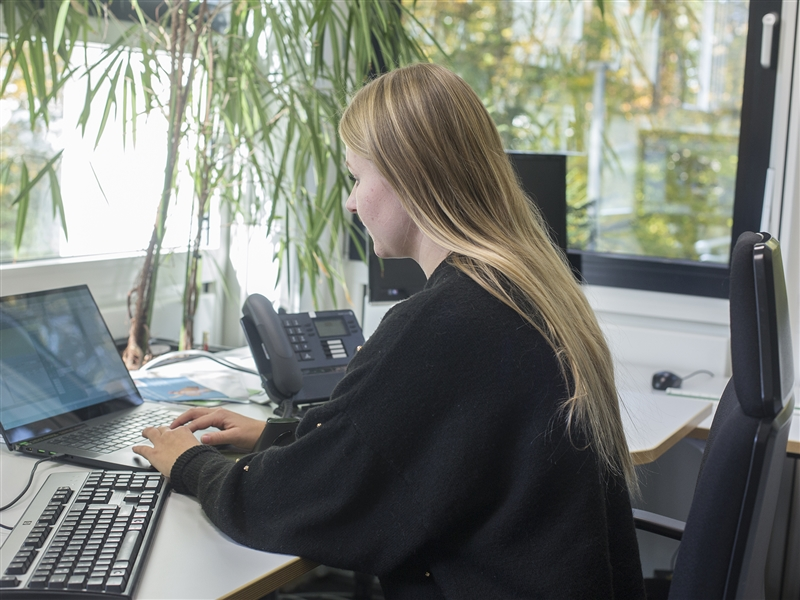 #MonTag der #Ausbildung: Fachinformatiker/innen Fachrichtung Digitale Vernetzung arbeiten mit an der Verbindung unterschiedlicher Komponenten wie informationstechnische Systeme, Maschinen, Geräte, Anlagen, Produkte und Menschen, um schnellere, bessere, Arbeitsabläufe zu schaffen.