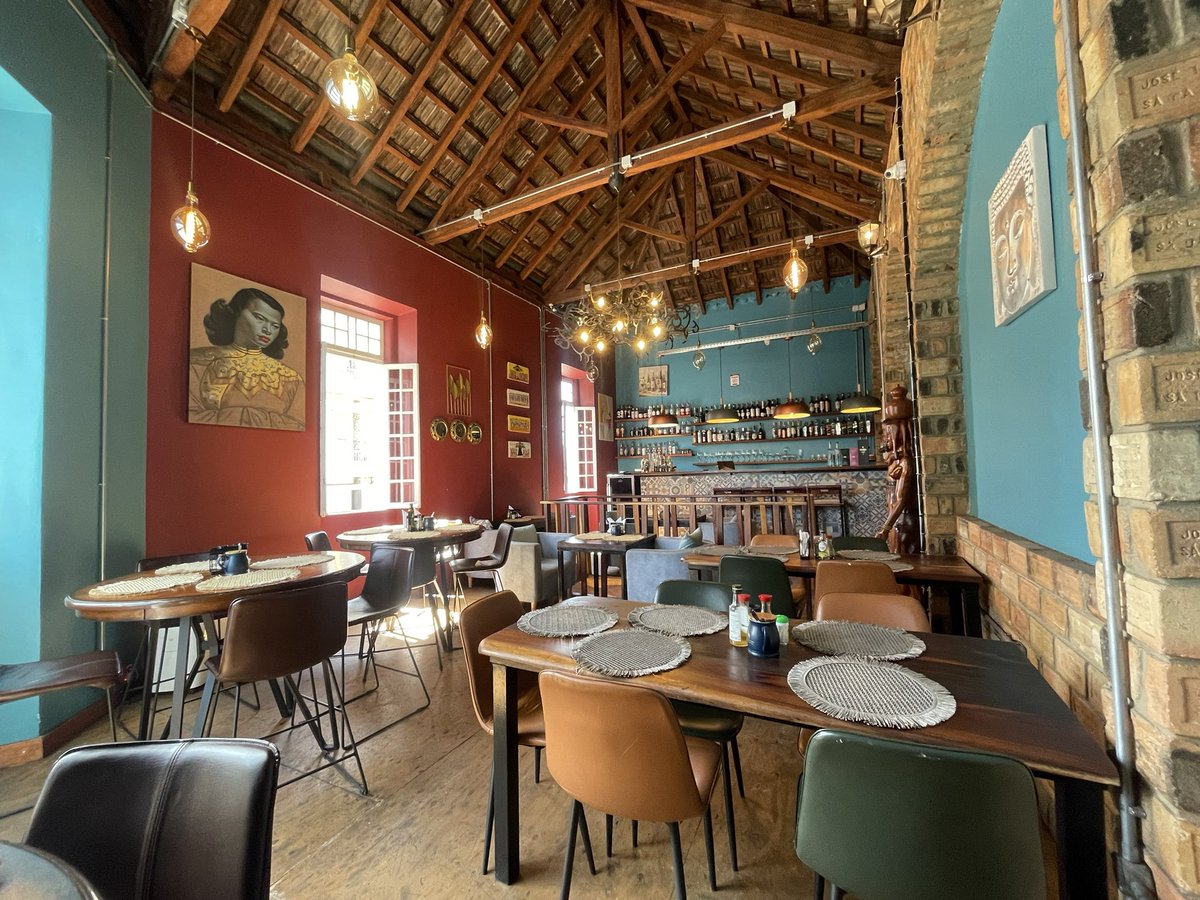 CaipLounge's tweet photo. Lubango está cada vez mais apetecível e mantém o seu estatuto como a melhor cidade em Angola. Estou surpreendido com quão cosmopolita é: em 2 dias conheci pessoal da Namíbia, Portugal, Uganda, Líbano e África do Sul, todos a viverem cá. 🧵 https://t.co/kHgkDunl2d