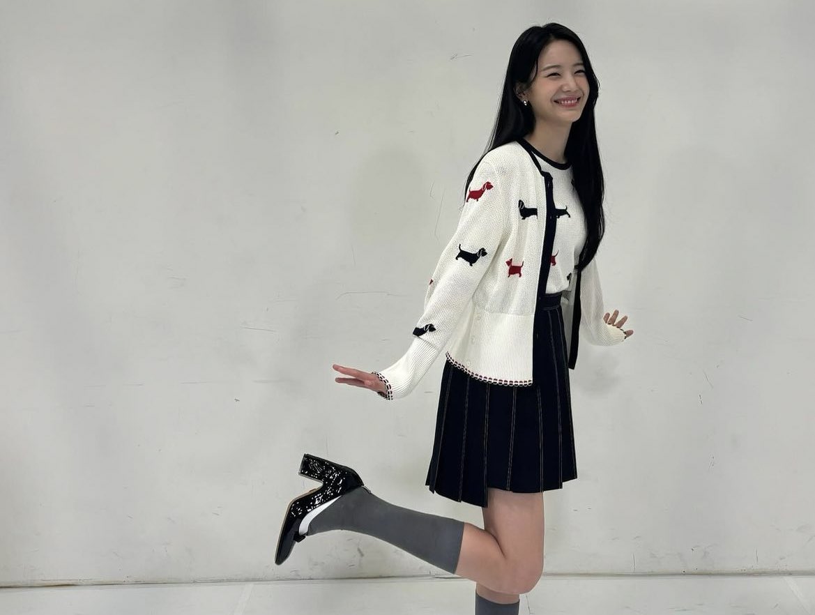 지상우 핸드폰에 이런 깜찍 뽀짝 유리 사진 겁나 많을거 같애 유리가 같이 찍자고 하면 마지못해 쑥스러워하다가 마지못해 같이 찍을거 같은 느낌있음