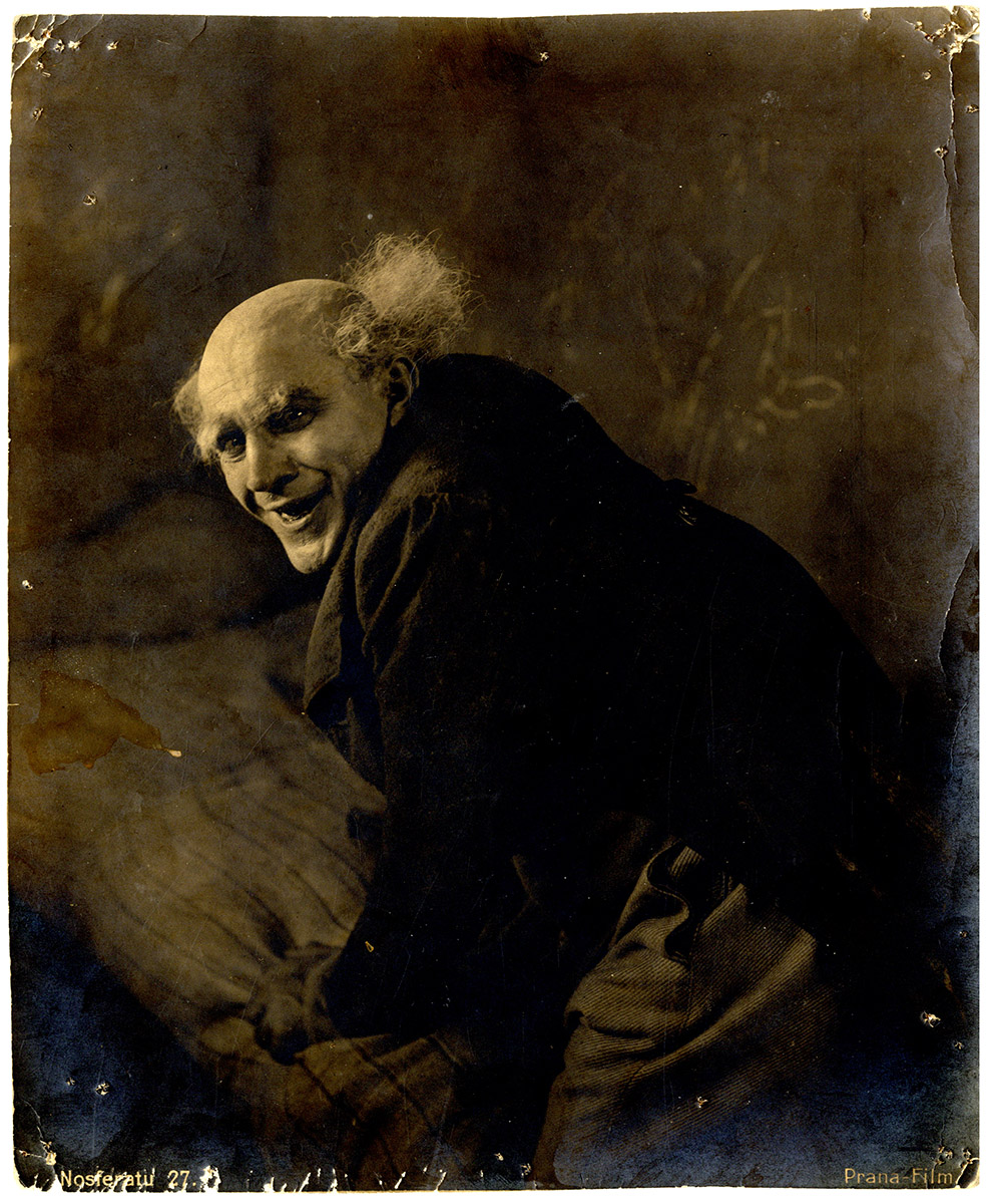 HorrorHammer1's tweet photo. NOSFERATU (1922) German photo of Alexander Granach as Herr Knock https://t.co/IgAdr50OVT