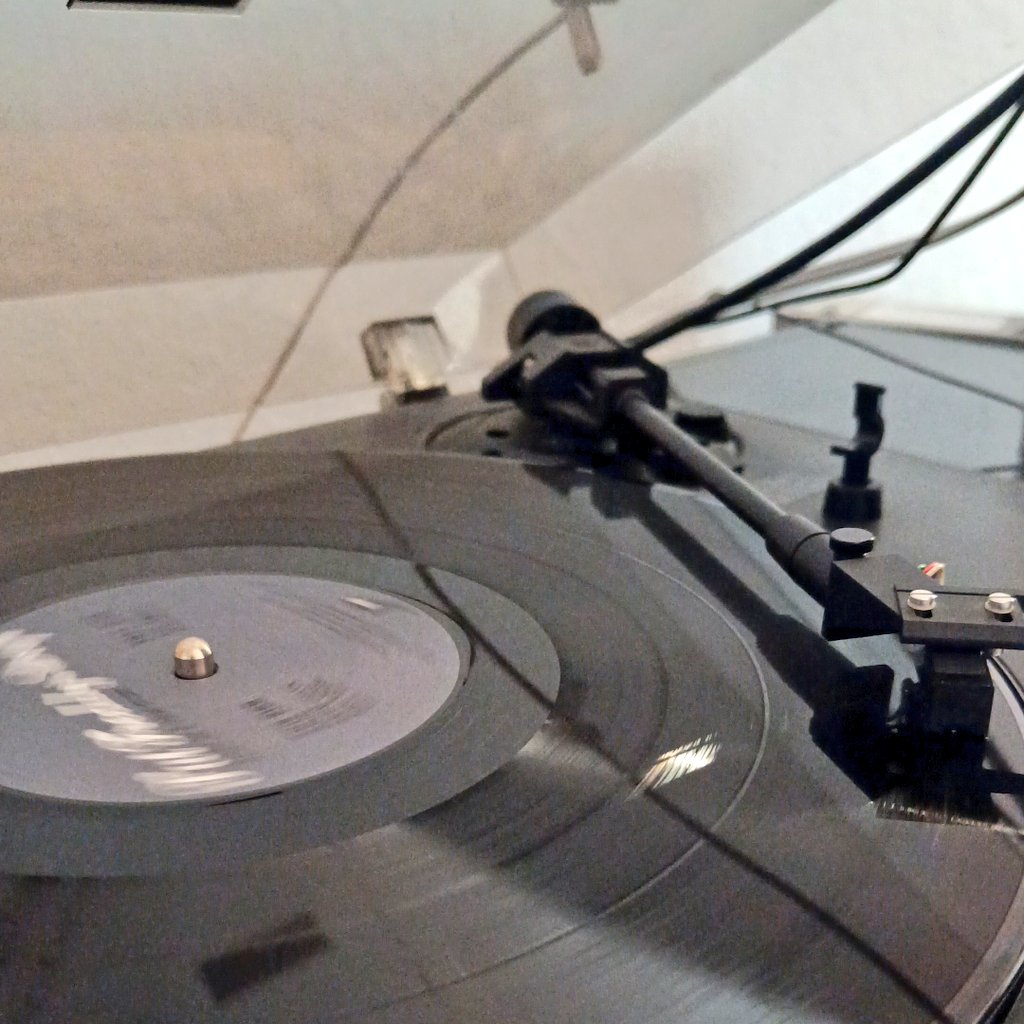 Els #ReisdelOrient m'han portat un vinil de Fat Freddys. Tremolarà la cuina, tremolarà. Avui, de moment, un bacallanet amb mongeta tendra i a la #bandasonoradelacuina doncs això!