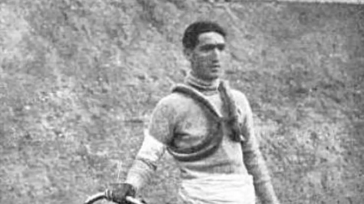 Tal dia com avui de 1911 es va celebrar la primera Volta Ciclista a Catalunya.
La va guanyar el tarragoní Sebastià Masdeu, vencedor de la primera i la tercera i última etapa. Es va endur 500 pessetes de premi.