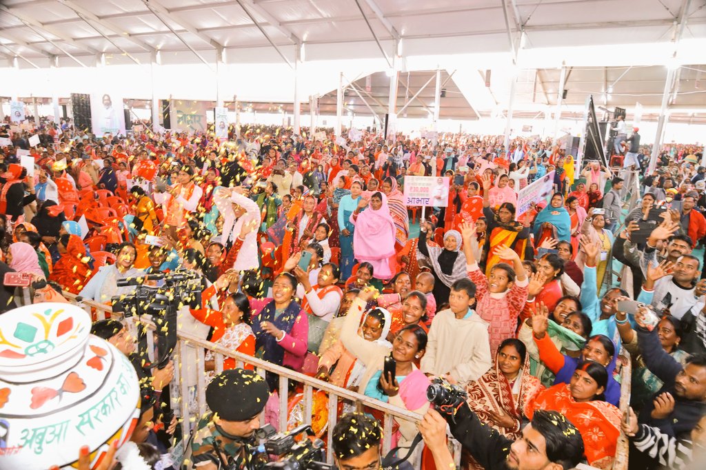 रूपए-पैसे का क्या महत्व होता है एक महिला से अधिक कोई नहीं जानता। आप अपना घर-परिवार चलाती हैं। आप छोटे-छोटे हिसाब रखकर अपने परिवार के सपनों को पूरा करने की कोशिश करती हैं।

और अब आप एक ऐसी व्यवस्था का हिस्सा बनने जा रही हैं जिसमें अगर इस व्यवस्था को हमने मिलकर ईमानदारी से चलाने का