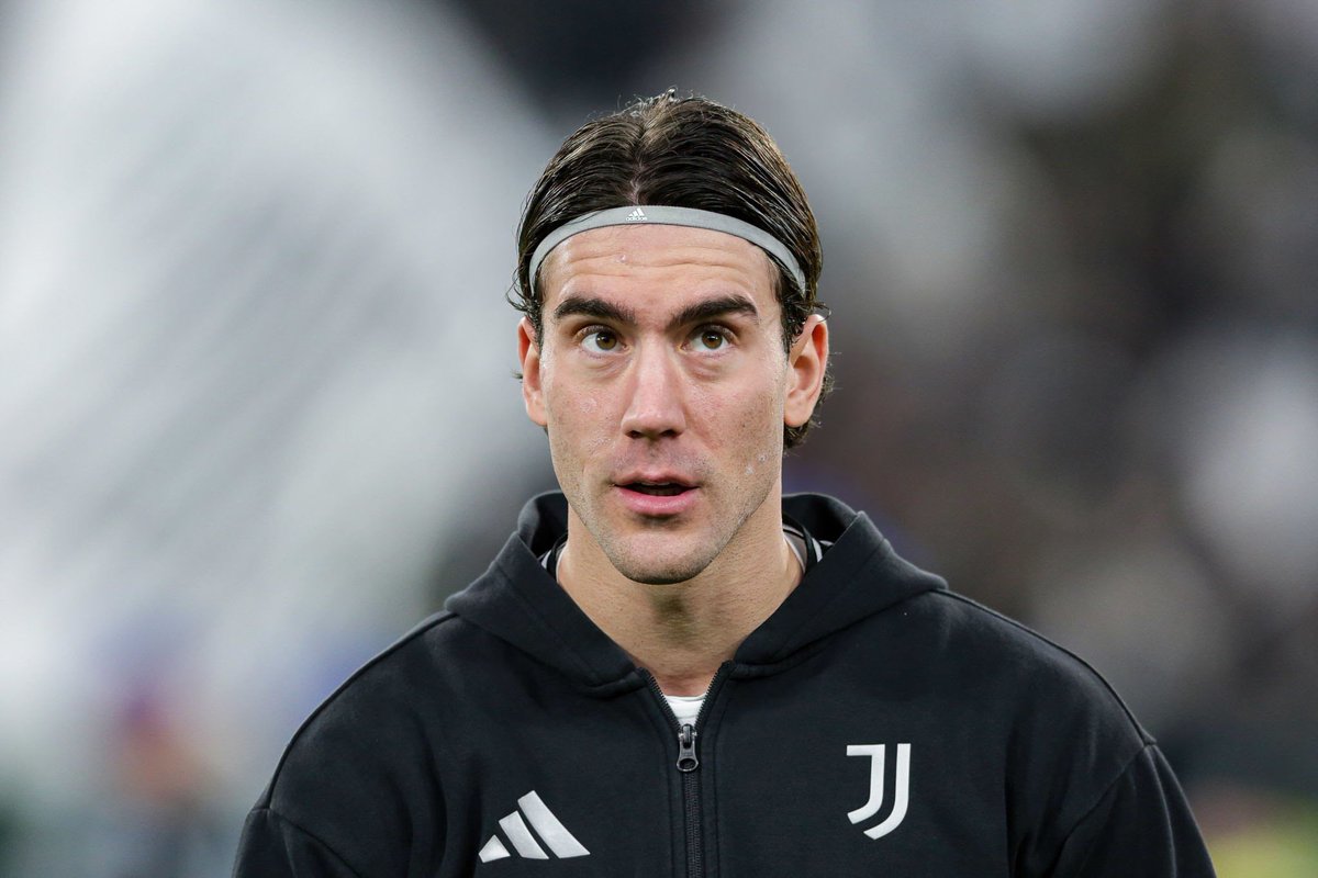 GOALRADAR_'s tweet photo. 🚨 Juventus have offered Dušan Vlahović to Manchester United as part of a deal for Joshua Zirkzee.

Vlahović has 18-months left on his contract and has shown no signs of renewing. 

(Source: @alex_crook, @talkSPORT) https://t.co/dqUbb7NpVg
