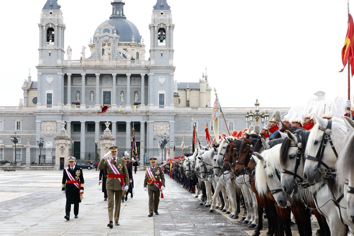 #PascuaMilitar El rey Carlos III instauró esta ceremonia con ocasión de la toma de Menorca a los británicos, realizada por una armada franco-española de 52 navíos en 1782 y fuerzas de Infantería de Marina española. Comenzamos el año. #OrgullosodeserSoldado