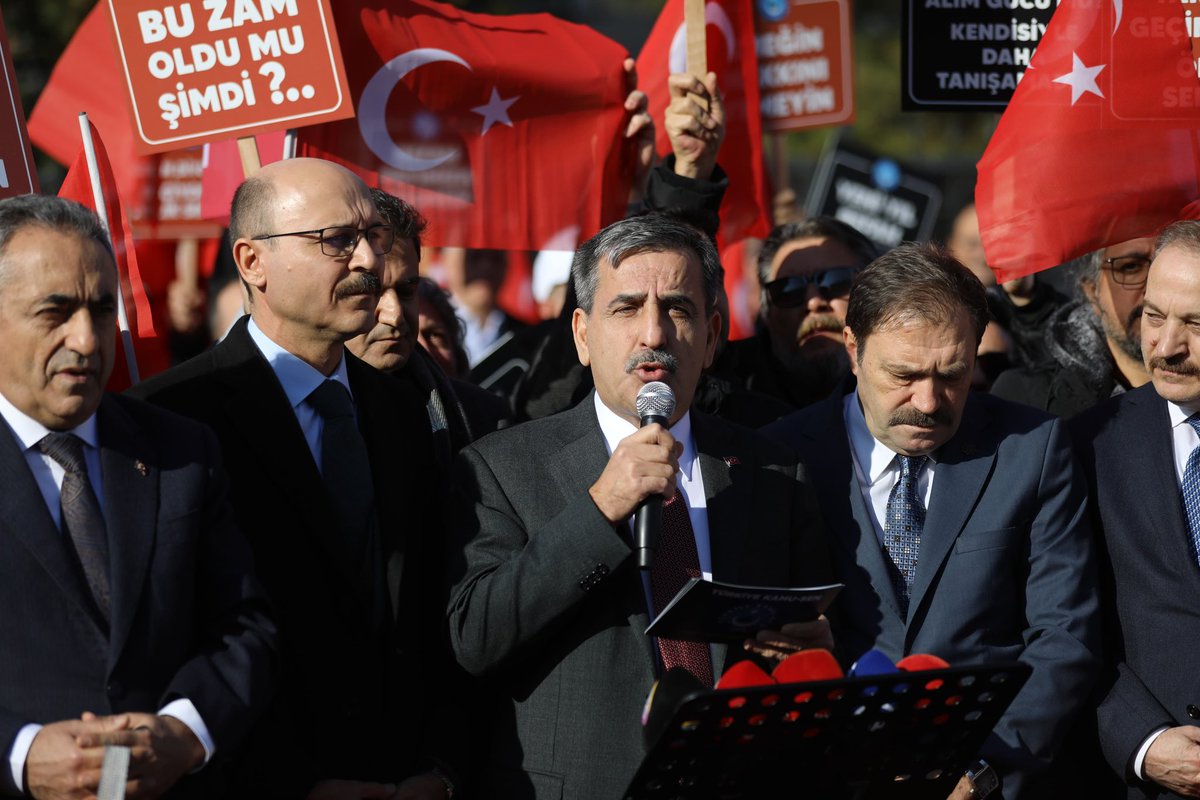 Ek Zamsız Refah Olmaz Bu Zamla Karın Doymaz  
Genel Başkanımız <a href="/OnderKahveci/">Önder Kahveci</a> : Tüm Türkiye'de eş zamanlı olarak ek zam ve refah payı talebimiz için ses yükselttik.   Biz Türkiye Kamu-Sen olarak memur ve emekli maaşlarının yeniden değerleme oranına güncellenmesini, üzerine refah