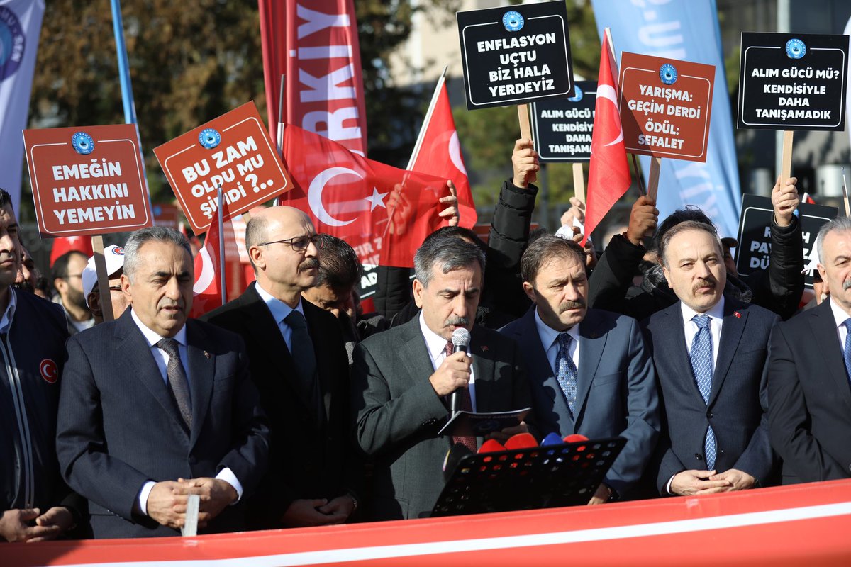 turksagliksengm's tweet photo. Ek Zamsız Refah Olmaz Bu Zamla Karın Doymaz  
Genel Başkanımız @OnderKahveci : Tüm Türkiye'de eş zamanlı olarak ek zam ve refah payı talebimiz için ses yükselttik.   Biz Türkiye Kamu-Sen olarak memur ve emekli maaşlarının yeniden değerleme oranına güncellenmesini, üzerine refah payı eklenerek gerçek anlamda bir zamma kavuşturulmasını talep ediyoruz.   
Gelir vergisinin adil bir biçimde belirlenmesini, herkesin kazancı ile orantılı bir vergilendirmeye tabi tutulmasını bekliyoruz.  
Bunun için de memurların gelir vergisi dilimi %15'te sabitlensin diyoruz.  
Birinci dereceye gelen tüm memurların ek gösterge rakamlarının 3600'e yükseltileceği sözü, unutulmasın diyoruz. 
Maliye yetkililerinin, kamu çalışanlarını her sıkıntılı durumda baş vurulacak ekonomik kaynak olarak görmekten vazgeçmesini bekliyoruz.  
Maaş sorununa kökten çözüm üretecek politikalar belirlensin diyoruz.  
 Tekrarlıyoruz;  Aksi halde ek zamsız refah olmaz, bu zamla karın doymaz.