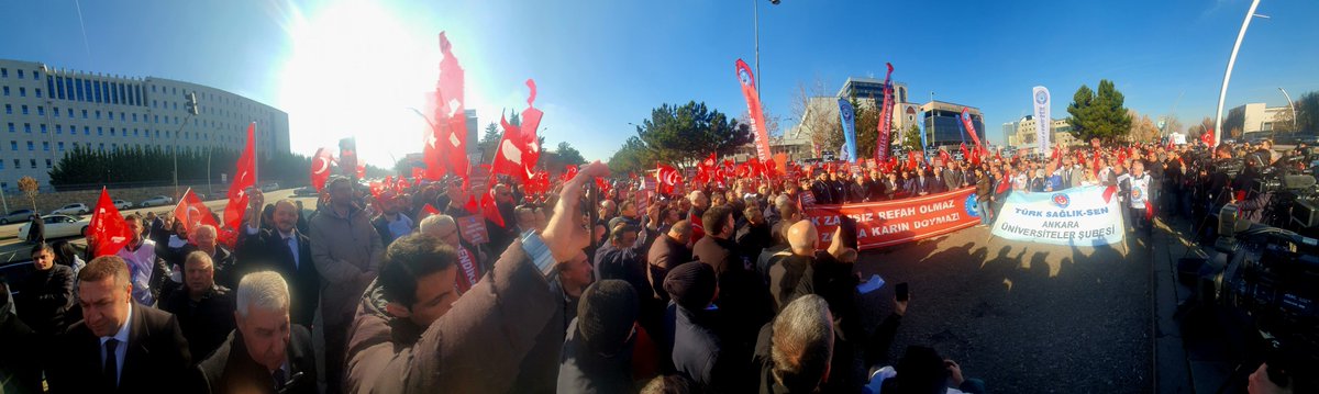 turksagliksengm's tweet photo. Ek Zamsız Refah Olmaz Bu Zamla Karın Doymaz  
Genel Başkanımız @OnderKahveci : Tüm Türkiye'de eş zamanlı olarak ek zam ve refah payı talebimiz için ses yükselttik.   Biz Türkiye Kamu-Sen olarak memur ve emekli maaşlarının yeniden değerleme oranına güncellenmesini, üzerine refah payı eklenerek gerçek anlamda bir zamma kavuşturulmasını talep ediyoruz.   
Gelir vergisinin adil bir biçimde belirlenmesini, herkesin kazancı ile orantılı bir vergilendirmeye tabi tutulmasını bekliyoruz.  
Bunun için de memurların gelir vergisi dilimi %15'te sabitlensin diyoruz.  
Birinci dereceye gelen tüm memurların ek gösterge rakamlarının 3600'e yükseltileceği sözü, unutulmasın diyoruz. 
Maliye yetkililerinin, kamu çalışanlarını her sıkıntılı durumda baş vurulacak ekonomik kaynak olarak görmekten vazgeçmesini bekliyoruz.  
Maaş sorununa kökten çözüm üretecek politikalar belirlensin diyoruz.  
 Tekrarlıyoruz;  Aksi halde ek zamsız refah olmaz, bu zamla karın doymaz.