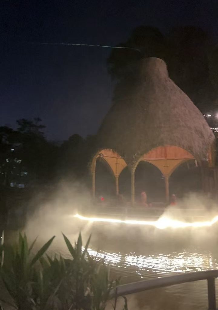 天冷了，蹲一起泡温泉的情侣