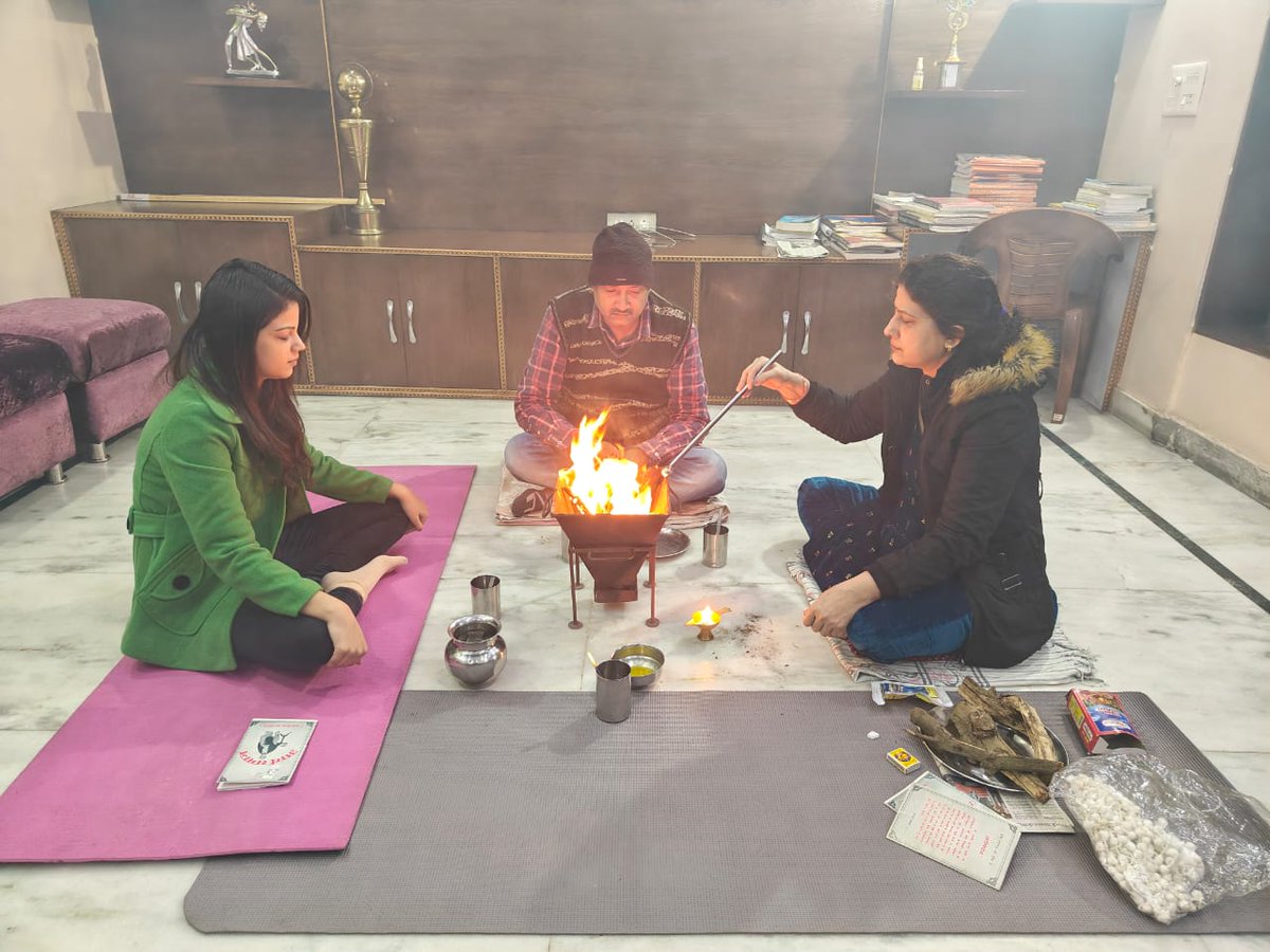 SeemaArya42's tweet photo. आज बेटी के जन्म दिवस पर वैदिक परम्परा के अनुसार यज्ञ किया। https://t.co/mhM3bFPlQD