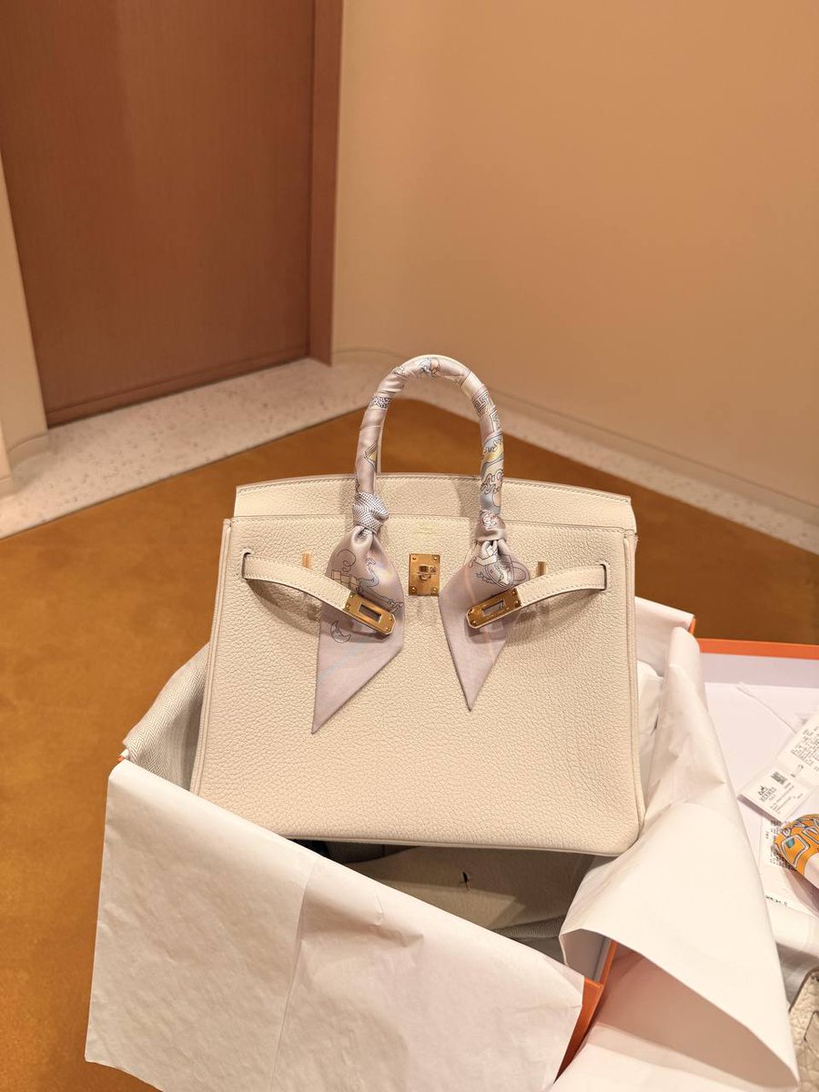 SultanAngger's tweet image. Luxury essentials ✨👜 A feast for the fashion-forward!