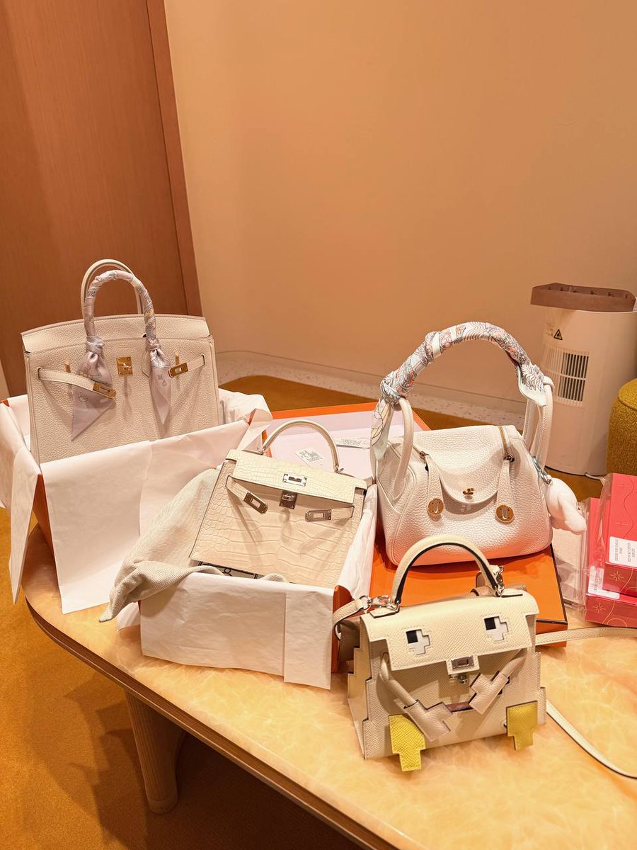 SultanAngger's tweet image. Luxury essentials ✨👜 A feast for the fashion-forward!