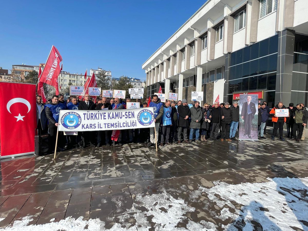 Kamu_Sen's tweet photo. 📢 Ek Zamsız Refah Olmaz
📢Bu zamla karın doymaz

Tüm Türkiye'de eş zamanlı olarak ek zam ve refah payı talebimiz için ses yükselttik. 

📍Edirne
📍Zonguldak
📍Şanlıurfa
📍Kars https://t.co/sDiXRSJBJo
