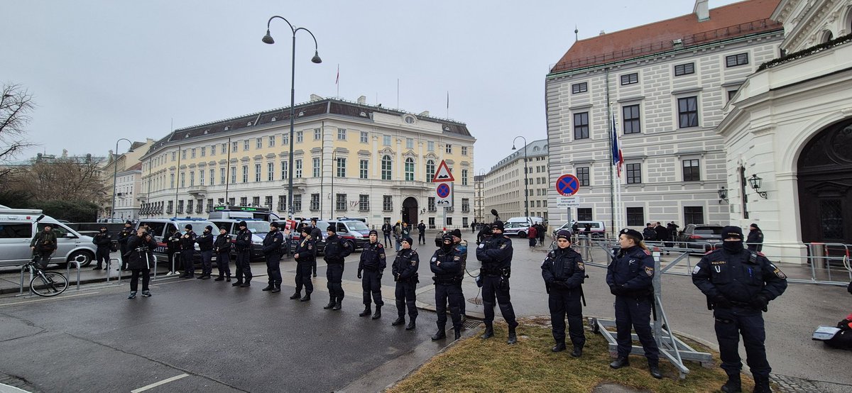 Wenn der selbsternannte "volkskanzler" zum Bundespräsidenten geht, muss ihn die Polizei schützen!