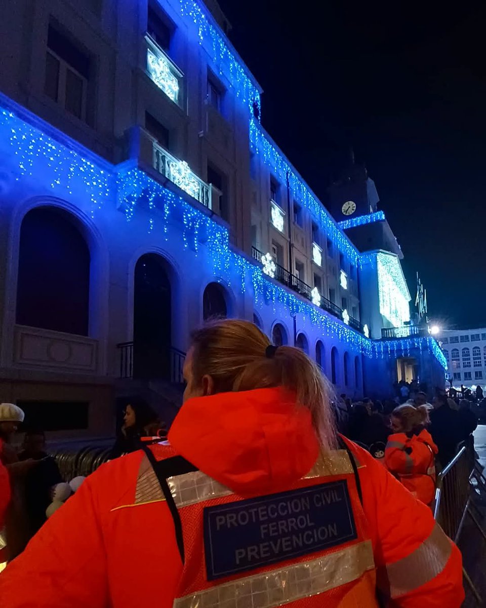 AVPCFerrol's tweet photo. No día de onte con motivo da Cabalgata dos Reis Magos, despregáronse 30 efectivos, así como diferentes medios: https://t.co/X7EftqZ89p