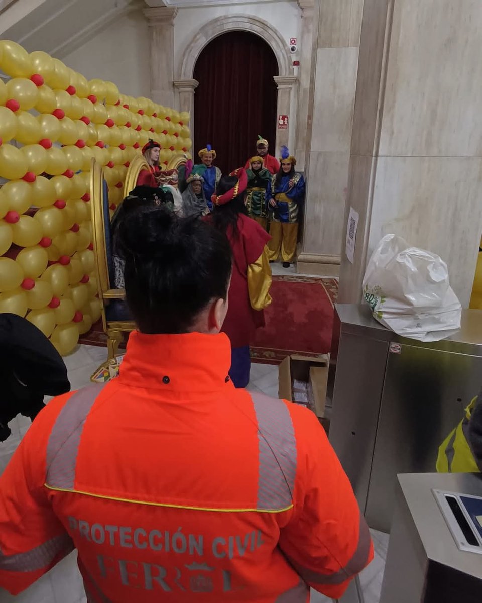 AVPCFerrol's tweet photo. No día de onte con motivo da Cabalgata dos Reis Magos, despregáronse 30 efectivos, así como diferentes medios: https://t.co/X7EftqZ89p
