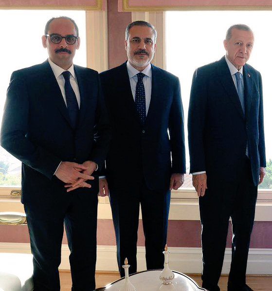 Şu çok açık ve net. Eğer, Terör örgütü kendini feshetmezse, iktidara büyük külfet getirir. Yani, bu Millet içi kan ağlayarak olayı seyrediyor. Terör örgütü silah bırakıp teslim olmazsa, terör devam ederse Milletin iktidara gazabı büyük olur. Iktidar tüm güvenirliliğini kaybeder