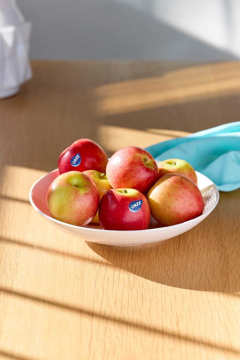 JazzAppleUK's tweet photo. Start the year as you mean to go on with the always refreshing taste of a JAZZ apple! British grown JAZZ apples are on the shelves and are the perfect snack morning, afternoon or evening! It's JAZZ time!
.
.
.
#alwaysrefreshing #itsjazztime #britishgrown #snack #healthysnack https://t.co/yXypTRS4aT