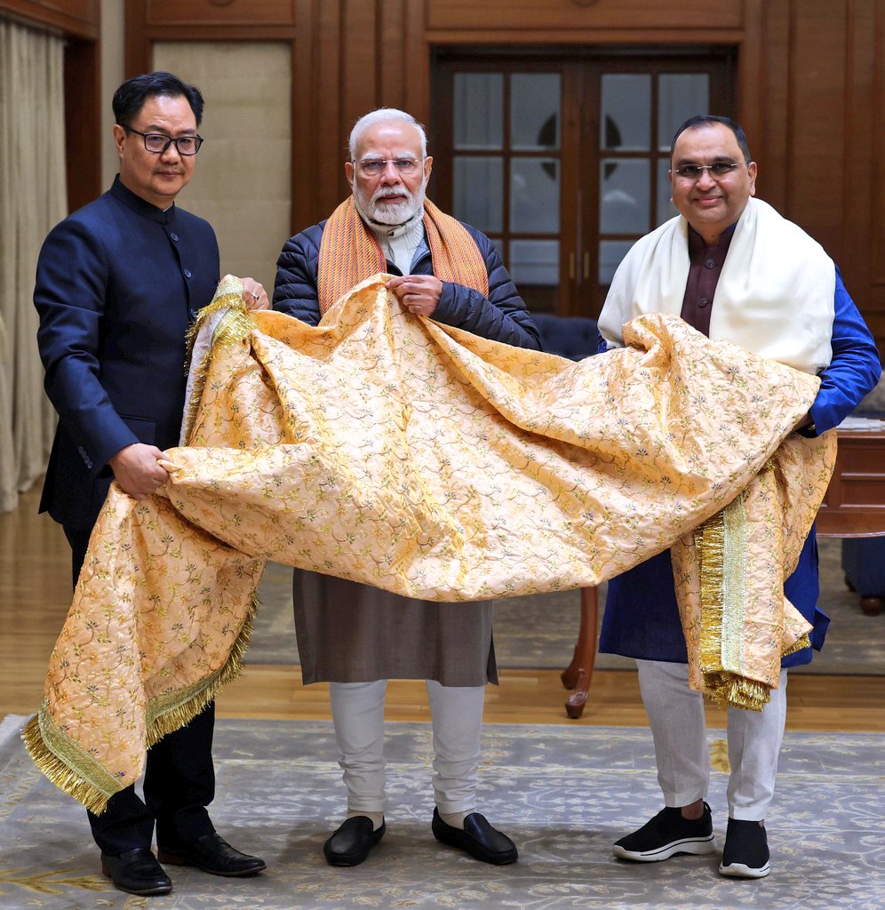 beingjunedshaik's tweet photo. Thank You @narendramodi ji ❤️🌹
Sabko Jawab Mil Gaya
Jo ye kehte hai ke #Dargah nahi mandir hai aapne ye chaadhar bhej ke Sabke muh pe tala laga diya ❤️🙏
Jai Hind 🇮🇳❤️
#SultaneHindKhawajaGaribNawaz
@PMOIndia https://t.co/e9fkQEx8GV