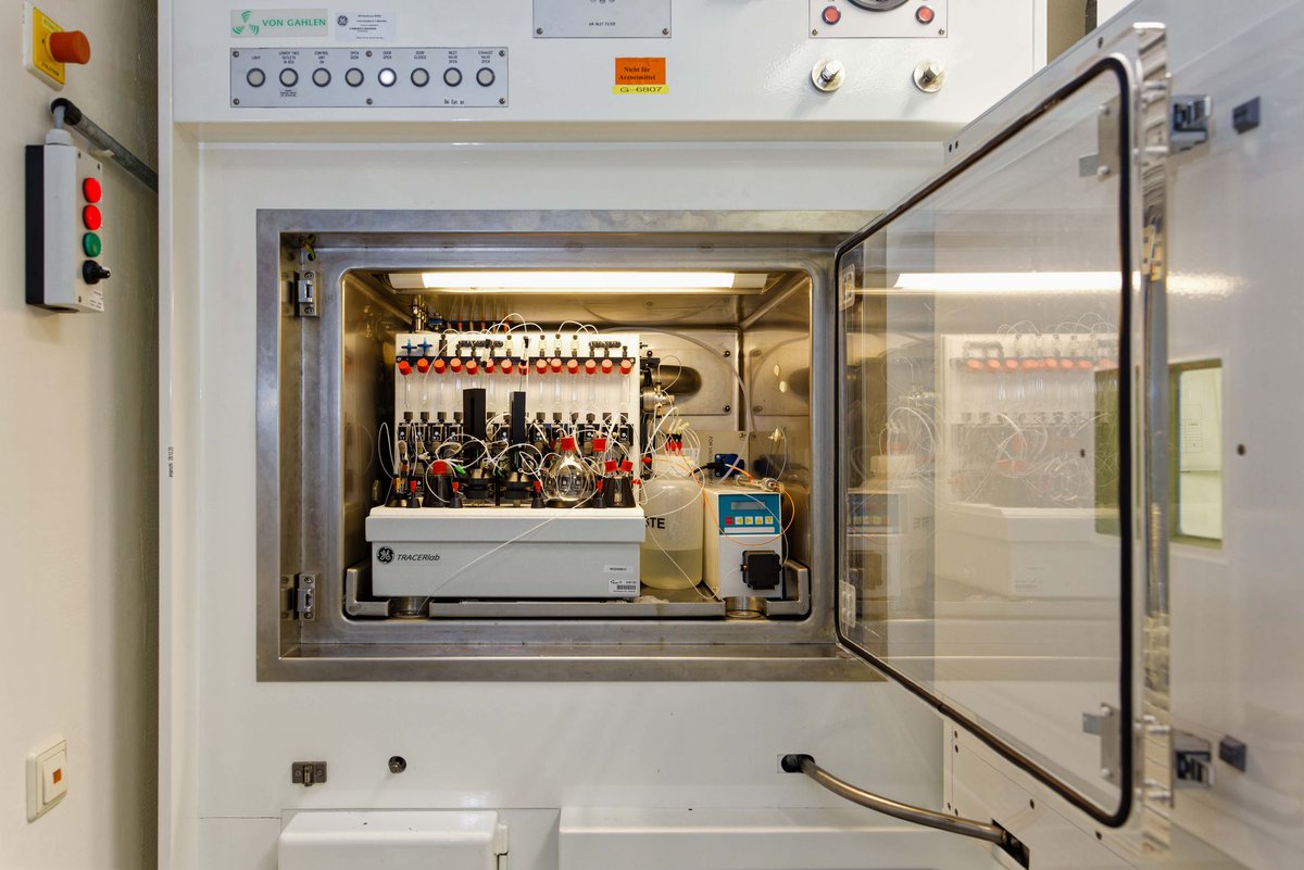 Werner Siemens-Stiftung (@wss_stiftung) on Twitter photo PET-MRT-Scanner kombinieren zwei bildgebende Verfahren. Bisher war es schwierig, die Möglichkeiten dieser Kombination auszuschöpfen. Mit der Entwicklung eines hybriden Kontrastmittels gelang <a href="/TheMartinsLab/">Andre F. Martins</a> vom <a href="/WSIC_Tuebingen/">Werner Siemens Imaging Center</a> ein grosser Schritt dazu.
wernersiemens-stiftung.ch/detail/eine-st… PET-MRT-Scanner kombinieren zwei bildgebende Verfahren. Bisher war es schwierig, die Möglichkeiten dieser Kombination auszuschöpfen. Mit der Entwicklung eines hybriden Kontrastmittels gelang <a href="/TheMartinsLab/">Andre F. Martins</a> vom <a href="/WSIC_Tuebingen/">Werner Siemens Imaging Center</a> ein grosser Schritt dazu.
wernersiemens-stiftung.ch/detail/eine-st…