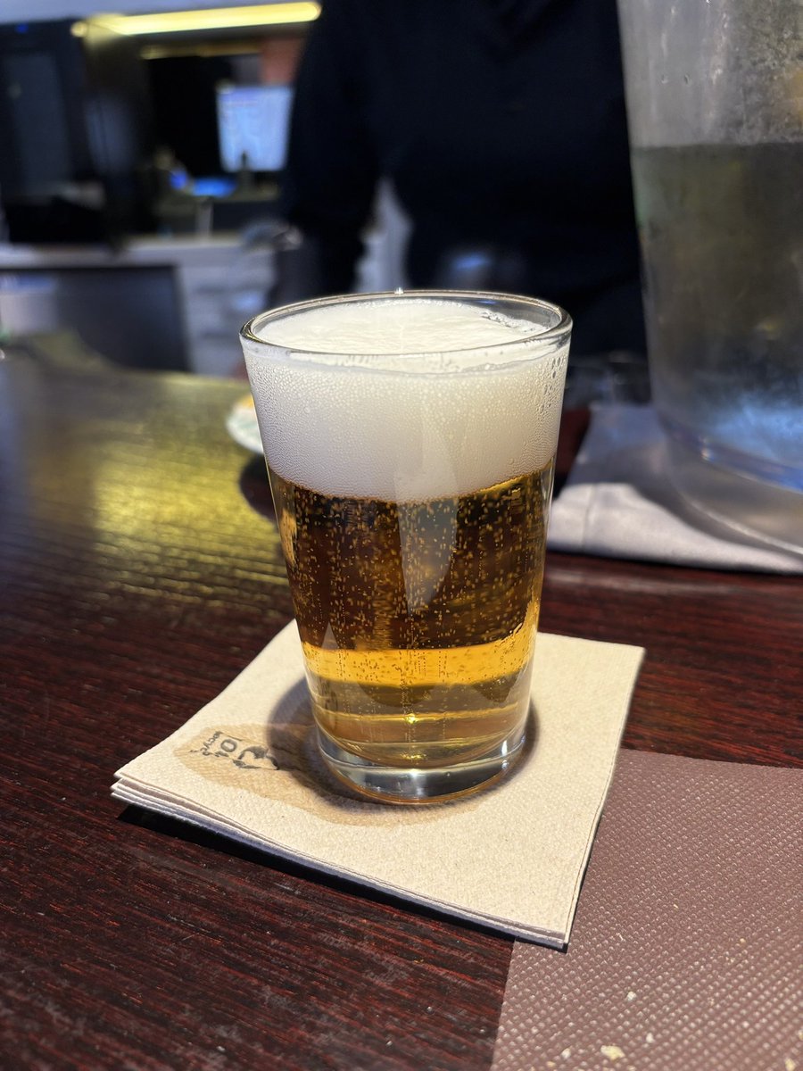 EVernacci's tweet image. El día 5 de enero se recoge el roscón (en casa de Madreamiga) y se toma el aperitivo/comida en Viavelez, que sigue consistente con Quique como si siguiese Paco.
Croquetas de primera y esas bravas.
@RestViavelez