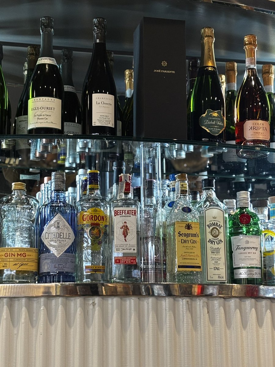 EVernacci's tweet image. El día 5 de enero se recoge el roscón (en casa de Madreamiga) y se toma el aperitivo/comida en Viavelez, que sigue consistente con Quique como si siguiese Paco.
Croquetas de primera y esas bravas.
@RestViavelez