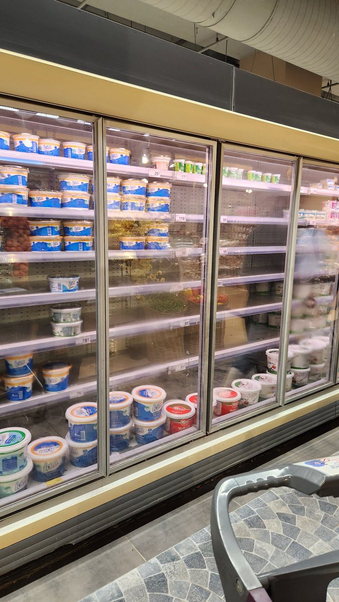Handem's tweet photo. Pazartesi sabah saat 10.45 @CarrefourSA MKM şubesi henüz güzellik uykusundan uyanamamış! https://t.co/nG46H12gxa