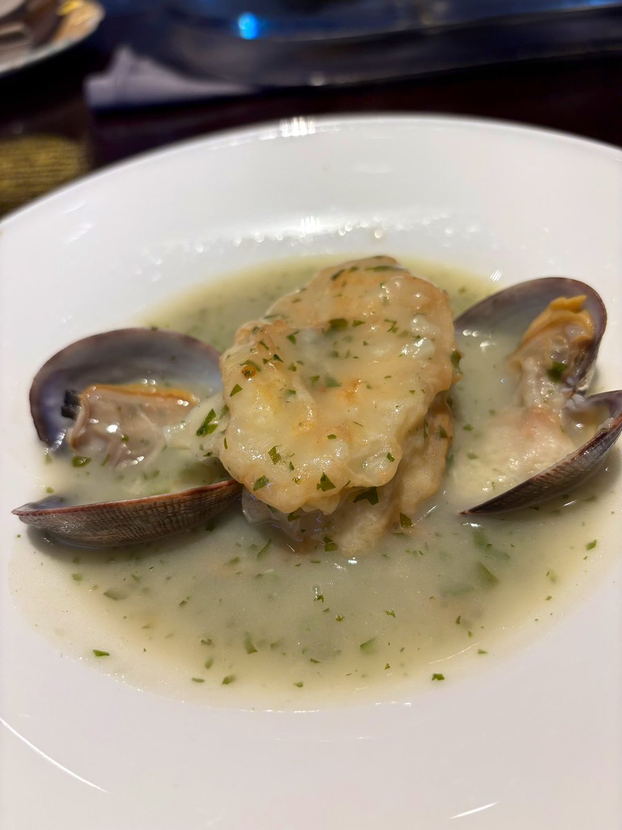 EVernacci's tweet image. Las patatas a la importancia de @RestViavelez.
Poca gente ha hecho tanto por este plato en Madrid como Paco Ron.
Cómo echo de menos esas charlas con el en la terraza.