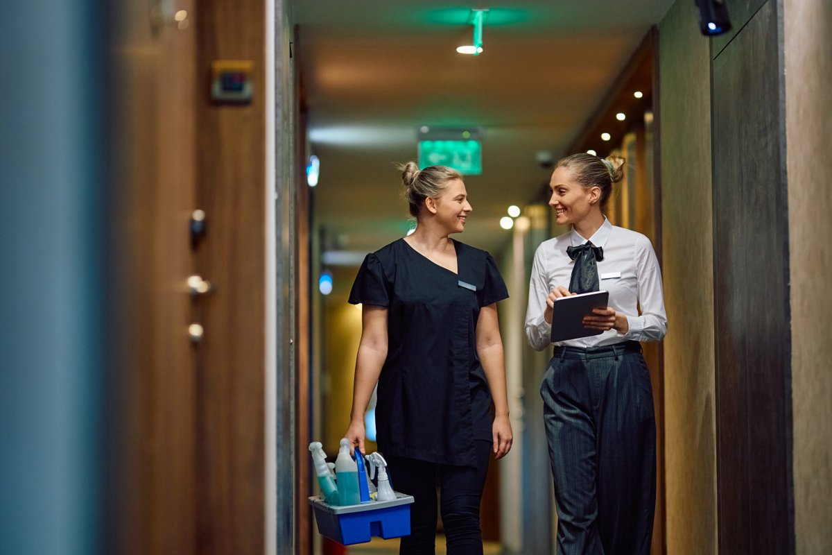 Als de wereld nog aan je voeten ligt, waarom kies je dan voor een carrière in de schoonmaakbranche? Die vraag stelden wij aan verschillende jongeren werkzaam in onze sector. "Ik merk vaak dat mensen erg dankbaar zijn voor het werk dat wij leveren." facto.nl/39038/waarom-k…
